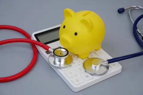 「月20万円」の年金でも老後資金には足りない？ 現在「貯金300万円」の45歳独身ですが、医療費も考えるともっと貯めた方がよいでしょうか？