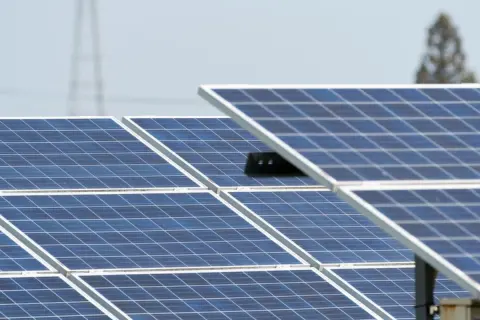 空き地に“太陽光パネル”を設置したら「雑草」や「近隣クレーム」で維持費が想定外になることも!? 太陽光発電による土地活用について解説