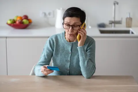 カード会社から突然「不正利用の可能性」と連絡が！ 自分では気付かなかったのに、どうやって分かる？“フィッシング詐欺”の手口も解説