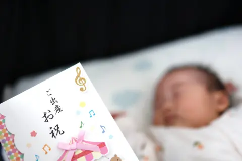 祖父母から「学資保険300万円」を出産祝いでもらったら、“贈与税”はかかる？「110万円枠」「教育資金特例」「契約者設定」の落とし穴まで解説