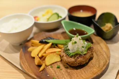 夫が「食いつくし系」なのか、月の食費が3人家族で「15万円」です。ファミレスに行っても夫だけで「3000円」使うのですが、食べる量を減らしてもらうべきですか？