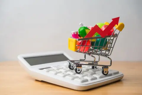 近所に「コストコ」ができました。大容量で買って小分けにすれば節約になると思っていたのですが、食費が以前と比べて「3万円」上がりました…やはり普通のスーパーで買う方が安いでしょうか？