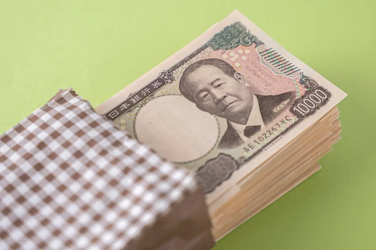 父から生前贈与で「200万円」を現金でもらいました。現金で手元にあれば「贈与税」はかかりませんか？ 税務署にバレるでしょうか…？