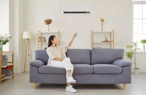 涼しくなっても「エアコンは24度」と譲らない夫。せめて「28度」にしてほしいのですが、「電気代は変わらない」とのこと。実際どのくらい違うのでしょうか？