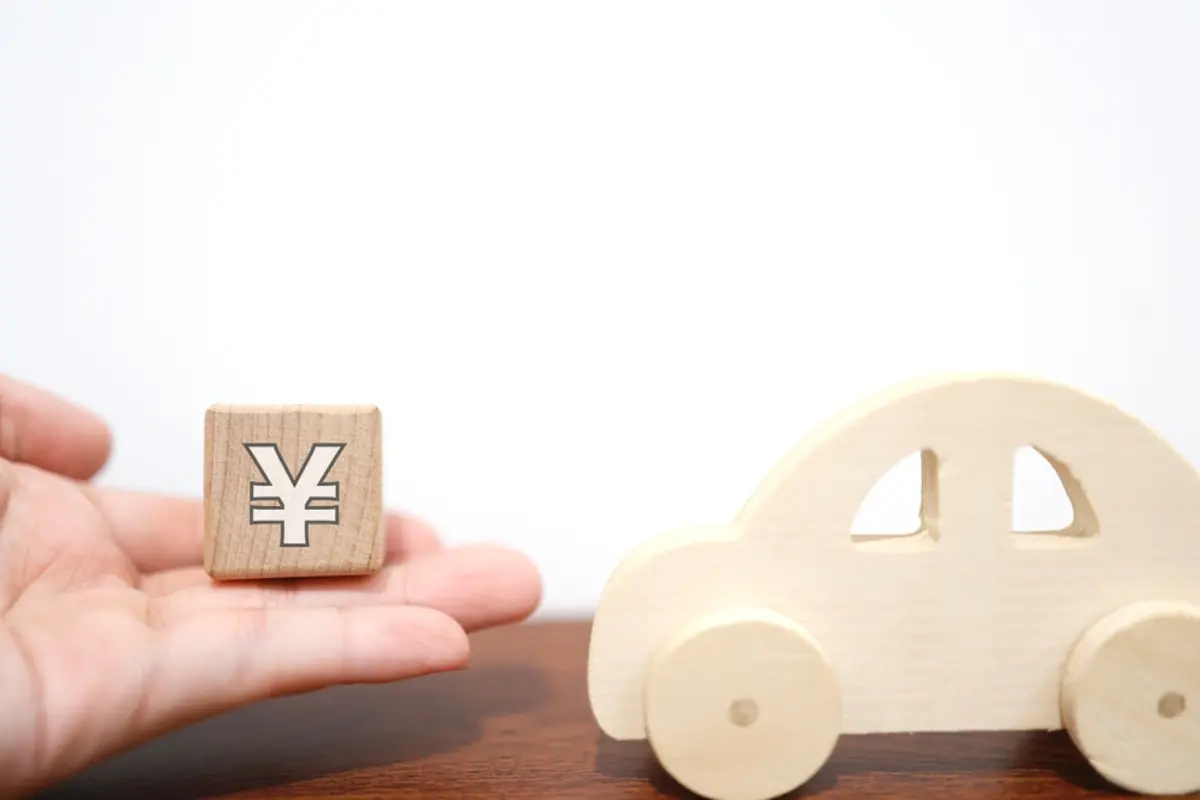 「若者の車離れ」と言われても…年収300万円で「ガソリン・保険料月1万円」「自動車税年2万円」は厳しいですよね？ 平均年収と車の維持費を“トヨタ・ヤリス”で検証