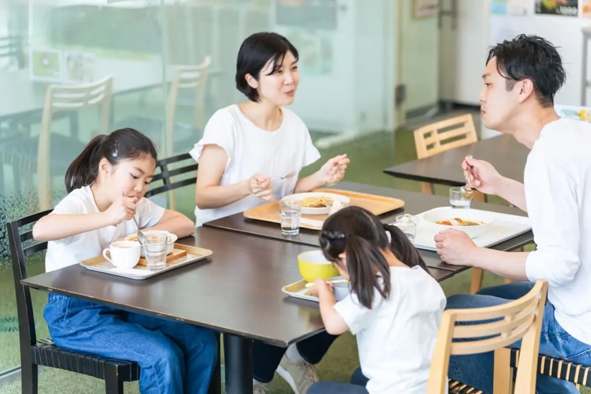 時間無制限2000円食べ放題、家族4人で行くと本当に“節約”になる？食べ残しをせず楽しむためのルールも解説