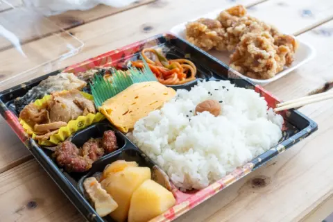 ランチを「コンビニ弁当」のみにしたら月1万5000円の出費に！毎日コンビニランチの「会社員」ってお金持ちなのでしょうか？