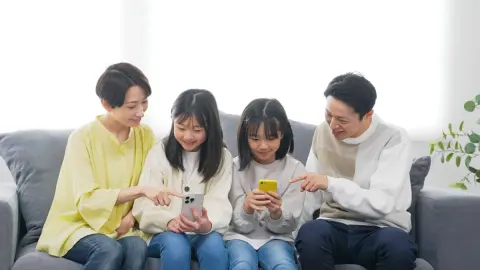 2025年10月から改正放送法によって施行される「NHKネット受信料」。スマホを持っている人は支払いが義務化されるの？