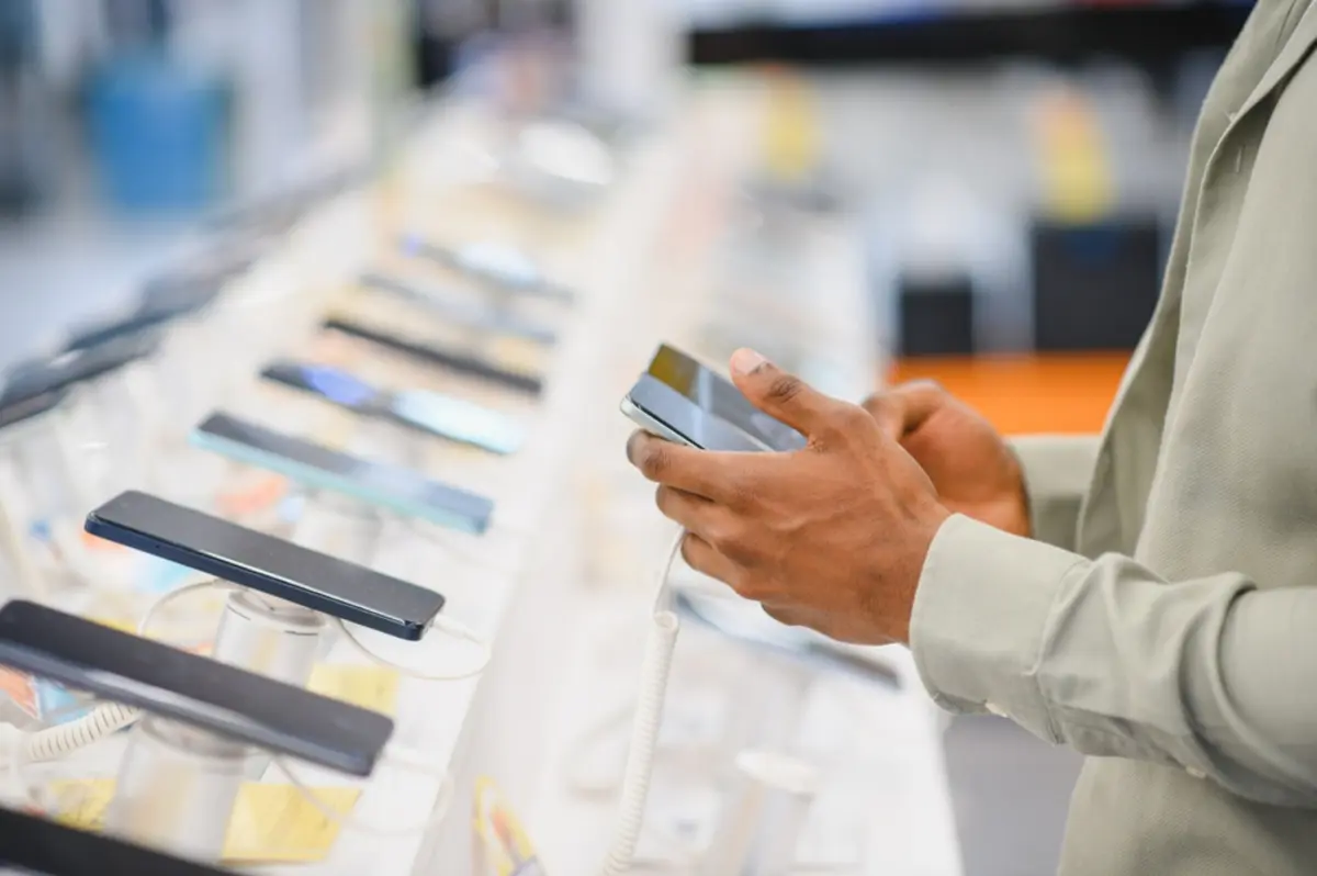 次のiPhoneが出たら絶対に買う！と意気込む夫。2年ごとに買い替えをしているのですが、買い替えすぎですか？スマホの平均的な買い替え頻度を解説