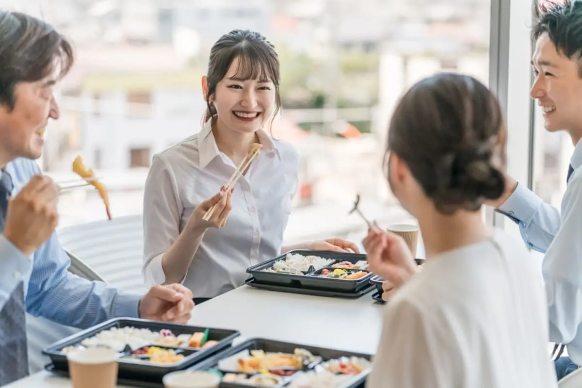 昼食にコンビニ弁当を食べ続けていたら昼食代が「月2万円」を突破…！ “自炊弁当”にすればどれくらい節約できる？