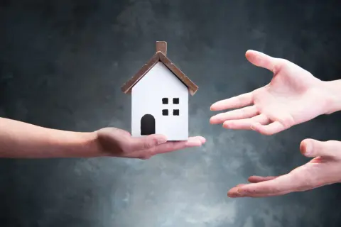 父が建てた「5000万円の注文住宅」、評価額1億円と聞き兄弟で取り合いに…！不動産を相続したい人が複数人いる場合、どうしたらいい？