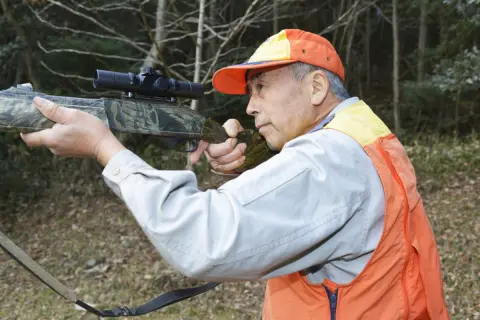 「クマ被害」急増でも、1頭駆除で「1万300円」の現実…狩猟者が減少する今、この金額は妥当？ 報酬とリスクの“アンバランス”とは