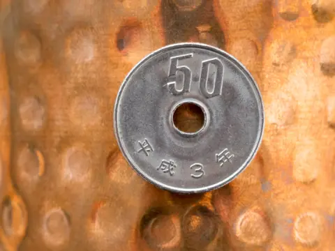 実家にある祖父の机から「穴なし50円玉」が出てきました。今なら数千円の価値があるって本当ですか？