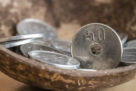 亡くなった父の部屋から大量の50円玉が！その中の“穴なし硬貨”に「40万円以上」の価値があると聞きましたが本当ですか？