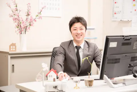 友人は50代・市役所勤めで「課長」です。やはり民間企業の同年代より高収入なのでしょうか？