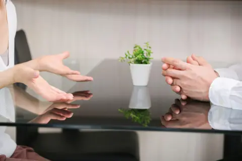 55歳で「貯蓄1000万円」の会社員です。株価が“最高値更新”と聞き資産運用したいのですが、妻は「貯金が安心」と言います。実際どちらが“正解”ですか？