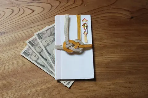 20代後半、友人の「結婚ラッシュ」で“ご祝儀貧乏”に…3万円も払えないので「3000円」では失礼にあたりますか？ 関係性ごとの相場とは