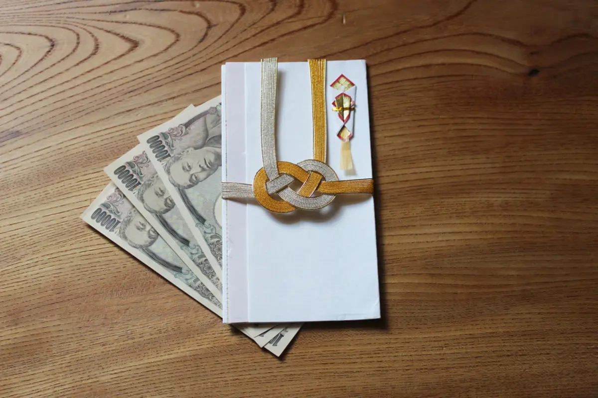 20代後半、友人の「結婚ラッシュ」で“ご祝儀貧乏”に…3万円も払えないので「3000円」では失礼にあたりますか？ 関係性ごとの相場とは