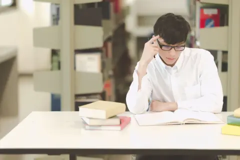 就職せず「大学院に進みたい」というわが子。経済的に厳しいのですが、仕送り“月5万円”で「学業＋アルバイト」の両立は厳しいですか？ 家庭教師など“高時給”のアルバイトなら大丈夫でしょうか？