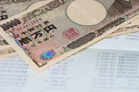 老後資金に「月5万円」を、夫の口座から“妻の自分の口座”に移動。贈与税がかかると聞きましたが、「夫婦のお金」なら大丈夫ですよね？