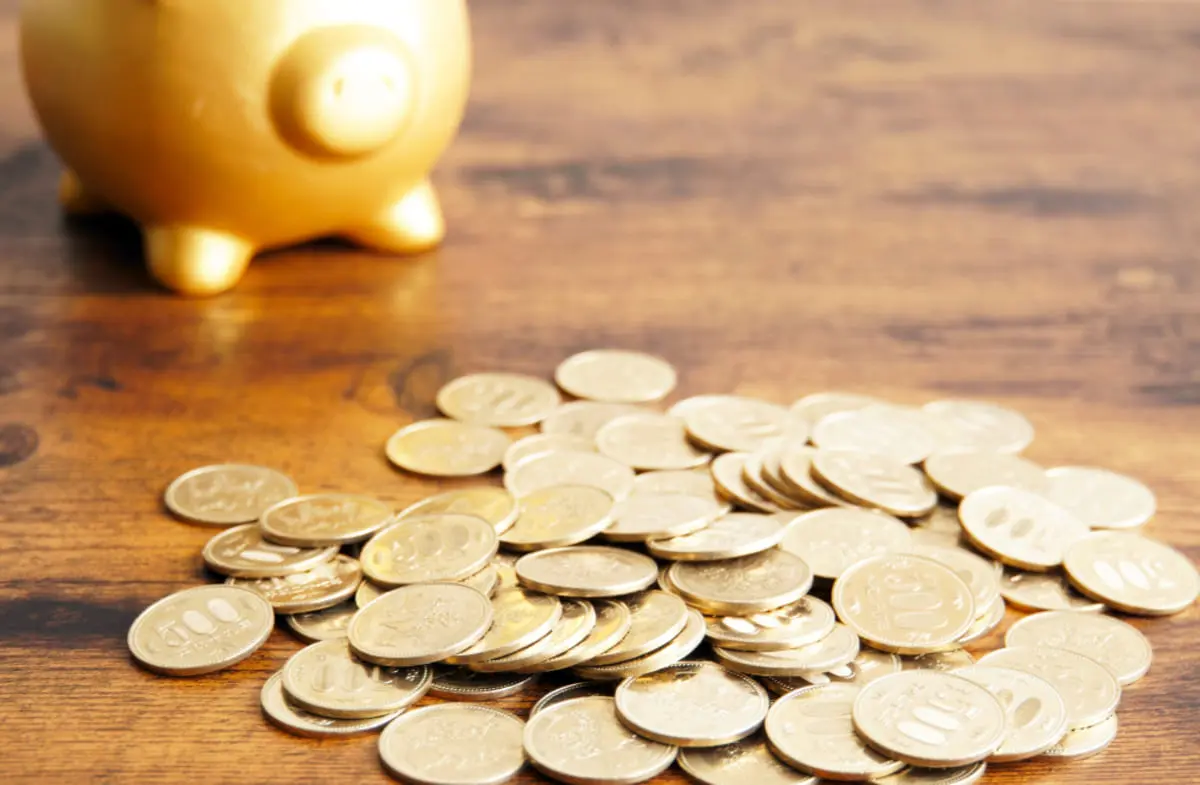 500円玉貯金が目標の30万円を達成したので銀行に預けようと思っています。手数料がかからないようにする方法はありますか？