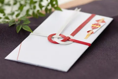 親戚のご祝儀は「現金5万円」？ 「1万円で十分」？ 親戚の結婚式で包む“相場”について解説