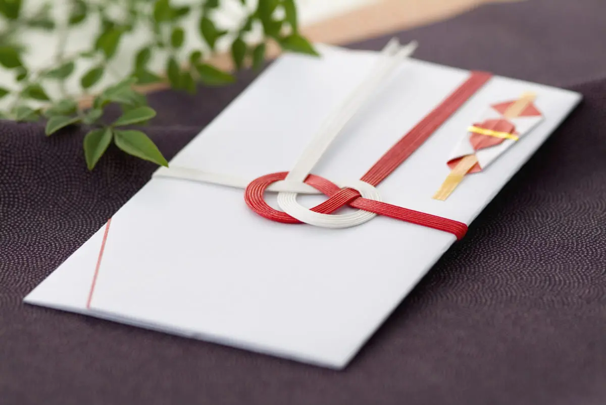 親戚のご祝儀は「現金5万円」？ 「1万円で十分」？ 親戚の結婚式で包む“相場”について解説