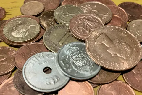 「大阪万博記念硬貨」について同僚に話したら、どうせならと「アンティークコイン」を勧められました。“3ケタ万円”もザラでさすがに尻込み…。「投資先」としてアリ？