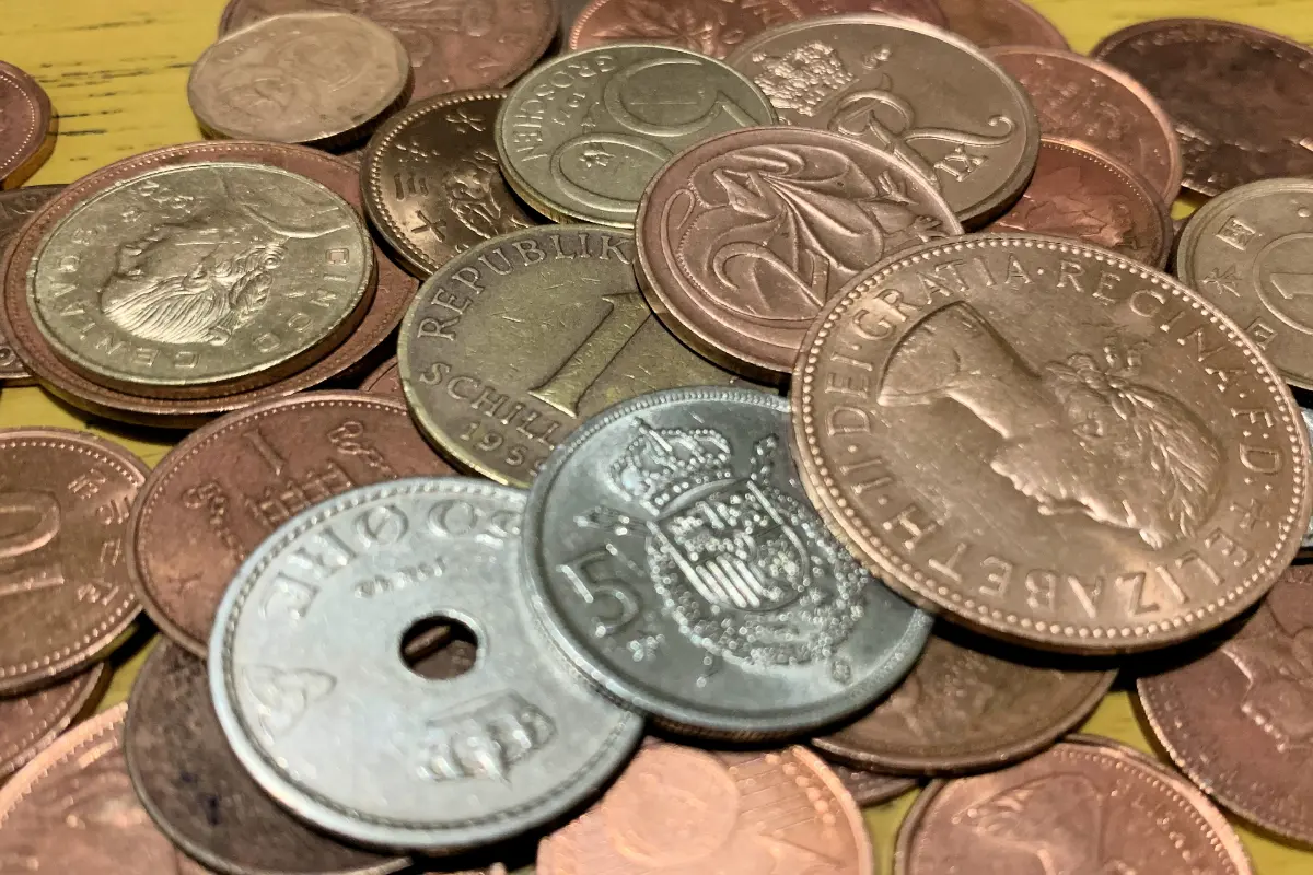 「大阪万博記念硬貨」について同僚に話したら、どうせならと「アンティークコイン」を勧められました。“3ケタ万円”もザラでさすがに尻込み…。「投資先」としてアリ？