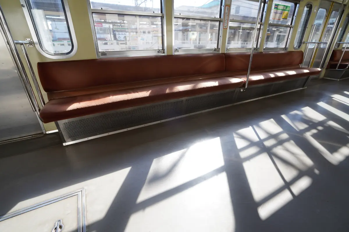 毎朝始発駅からの「折り返し乗車」で座って通勤する夫。「通勤定期券だから問題ない」と言っているのですが、後から定期券区間外の“往復280円”を請求されないですよね!?