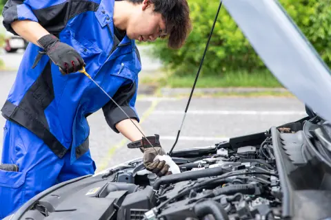 車のメンテナンスでディーラーに行くと「オイル交換」を勧められました。正直“5000円”が惜しいのですが、なぜ夏の終わりに「オイル交換」した方がいいの？少しでも安く済ませる方法は？