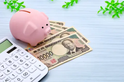 来年“定年退職”を迎える夫、「貯金が500万円しかない」ことを気にしているみたいです。実際60歳代の「金融資産保有額」は“平均2000万円以上”なんでしょうか？ 老後生活が成り立つ基準とは