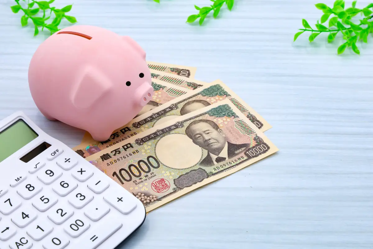 来年“定年退職”を迎える夫、「貯金が500万円しかない」ことを気にしているみたいです。実際60歳代の「金融資産保有額」は“平均2000万円以上”なんでしょうか？ 老後生活が成り立つ基準とは