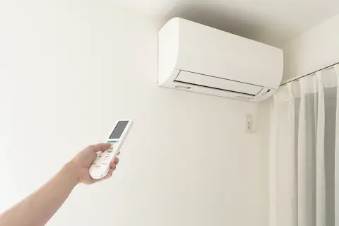 猛暑の夏を乗り越えたけれど、電気代は“月1万円以上”…。わが家の「10年落ちのエアコン」を「省エネエアコン」に変えたら電気代が「年間3万円近く」安くなるって本当!? 何年で元が取れる？