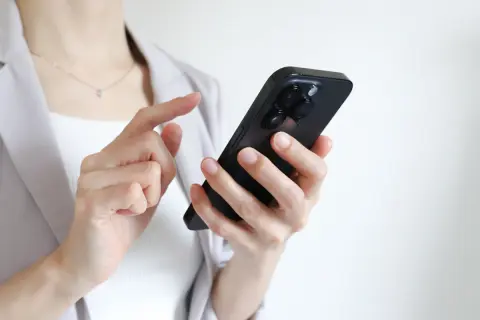 新品の「iPhone」を“10万円以下”で買ったという友人。「iPhone 17が発売されたタイミングだから」とのことですが、何か“安く買えるコツ”があるのでしょうか？