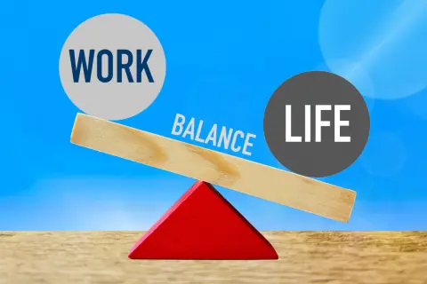 もし「1日7時間労働」が実現したら…私たちの“給与”が「実質4万円」のベースアップに!? 正社員の平均時給「2239円」でシミュレーション