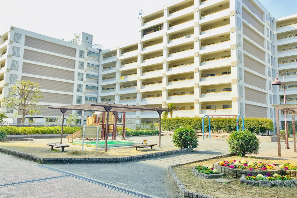 「都営住宅」に住む友人、家賃が“5万円以下”と聞いてびっくり！ 正直うらやましいのですが、独身で“年収450万円”の私も住めるでしょうか？