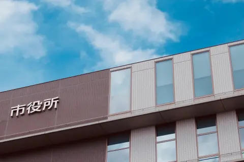 横浜市は「住民税」が高い!? 横浜市在住の友人は“年間60万円以上”も負担しているそうです。川崎市在住で“年収500万円”の私は“30万円程度”なのですが、友人は年収も「2倍以上」なのでしょうか？