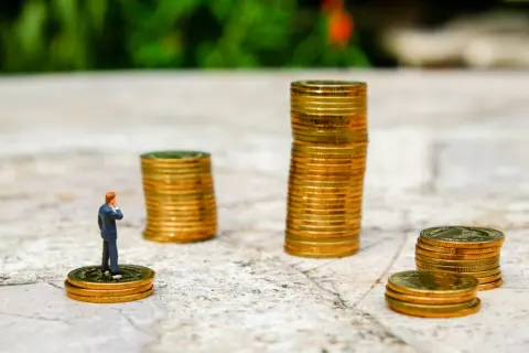 高齢者の貯蓄額、平均値は「2300万円」程度。中央値はどれくらい？ 老後資金の現実を探る