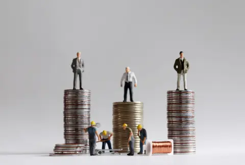 今高校3年生で卒業後は開業したいと思ってるのですが、親から「大学に行ったほうが将来の収入が違う」と言われました。大卒と高卒でどれくらいの年収差があるんですか？