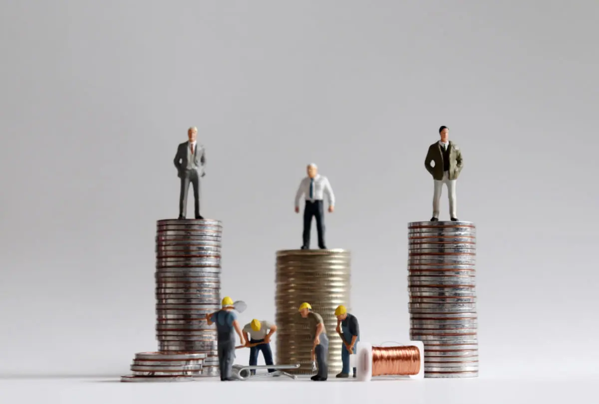 今高校3年生で卒業後は開業したいと思ってるのですが、親から「大学に行ったほうが将来の収入が違う」と言われました。大卒と高卒でどれくらいの年収差があるんですか？