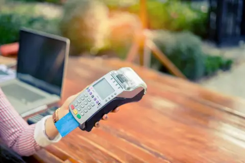 友人が「クレカのポイント還元があるから」と会計を先に済ませてしまいました。私もPayPayポイントを受け取りたかったのですが、クレカの方が還元率が高いのですか？