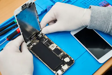 iPhone 16のバッテリーを「無償」で交換できると聞きました。本来は有償で「1万6000円」ほどかかると思うのですが、どのような条件が設けられているのでしょうか？