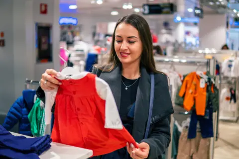 【後悔】子ども服を「前払い」で取り寄せ→受け取りで「後払いなら20％オフだった」と言われモヤモヤ…SNSでは「先に言うべき」「返金できないの？」の声も…“前払いは損”なの？