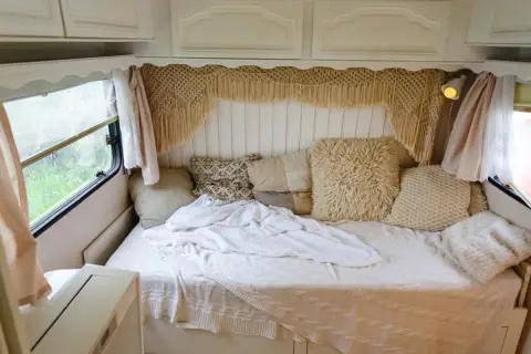 インバウンドで「家族4人のホテル代」が1泊8万円！ 夫が「SAで車中泊しよう」と言いますが、本当に問題ない？ 費用的にはどのくらいお得でしょうか？