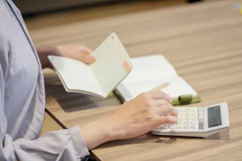 わが家はお互いの給料を一緒にして生活費を管理していますが、夫婦それぞれで財布を分けているケースも聞きます。どちらの方法が家計管理しやすいのでしょうか？