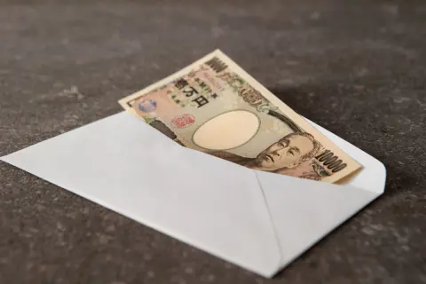 現在、実家暮らしをしています。光熱費や食費が高くなってきた今、自分はいくらくらい入れるのがいいでしょうか。手取りは20万円ほどです。