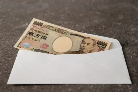 実家暮らしで「1円」も入れていない兄。母は「まだ就職2年目だから」と言いますが、手取り“17万円”でも少しはお金を入れるべきですよね？