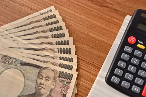 祖父から生活費用にと毎月「10万円」が振り込まれます。一人暮らしでバイトもしているので余った分は貯金に回しても問題ないですか？