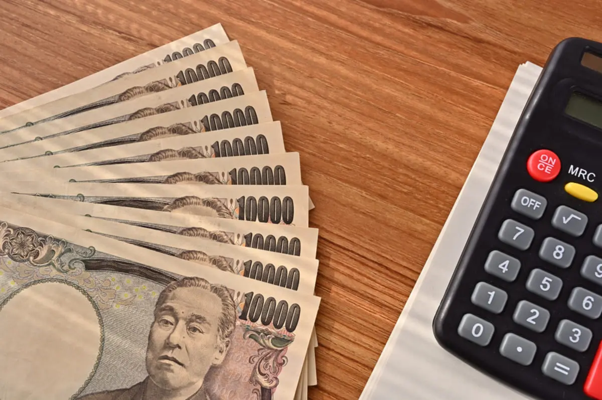 祖父から生活費用にと毎月「10万円」が振り込まれます。一人暮らしでバイトもしているので余った分は貯金に回しても問題ないですか？